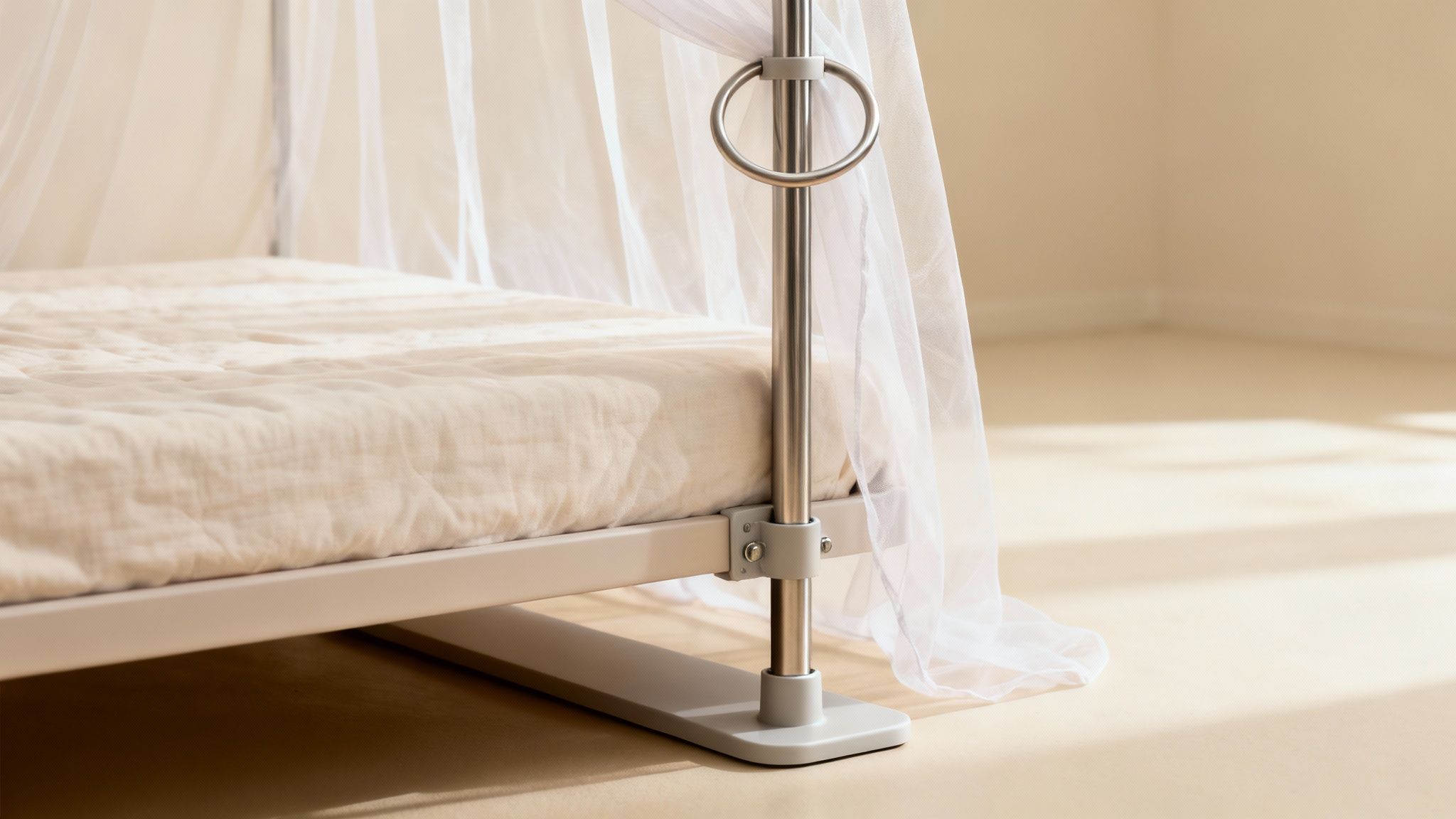 Zijaanzicht van een bed met beige matras en een witte klamboe die aan een metalen piekpaal hangt.