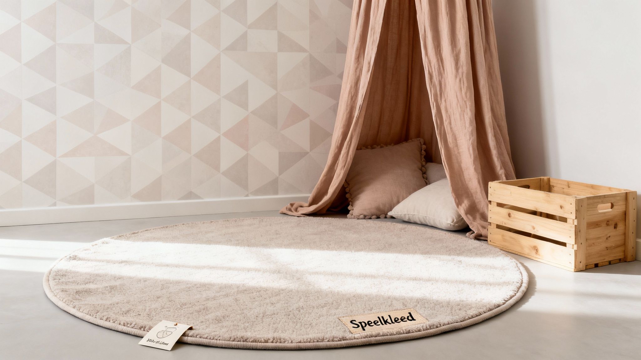 Een speelse kinderkamer met een rond beige vloerkleed, een roze bedhemel en geometrisch behang.