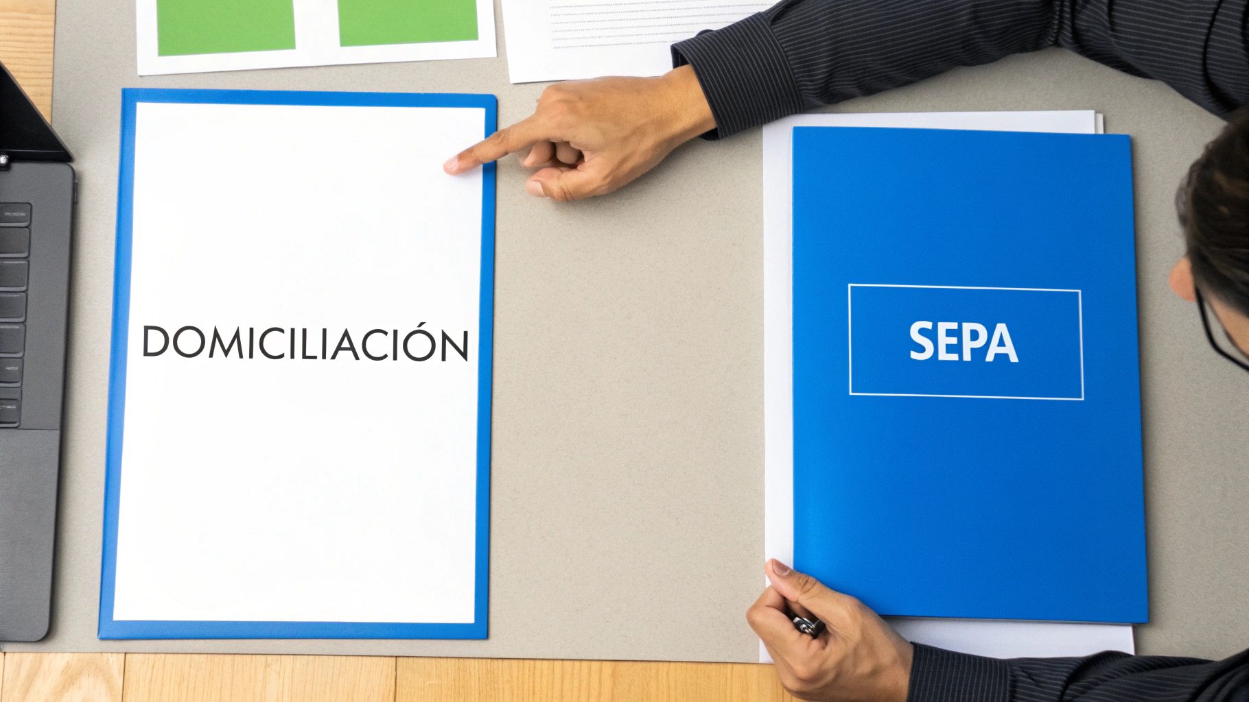 Dos personas en una oficina, una señalando un documento de domiciliación y otra sosteniendo una carpeta SEPA, discutiendo gestión financiera.