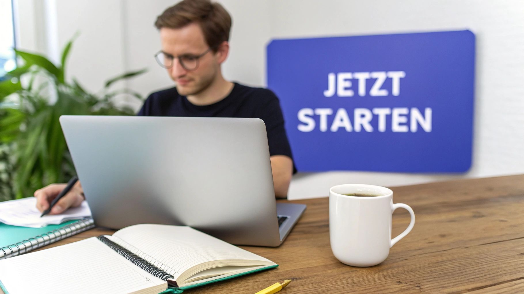 Eine Person sitzt konzentriert vor einem Laptop und plant ihr Online Coaching Business.