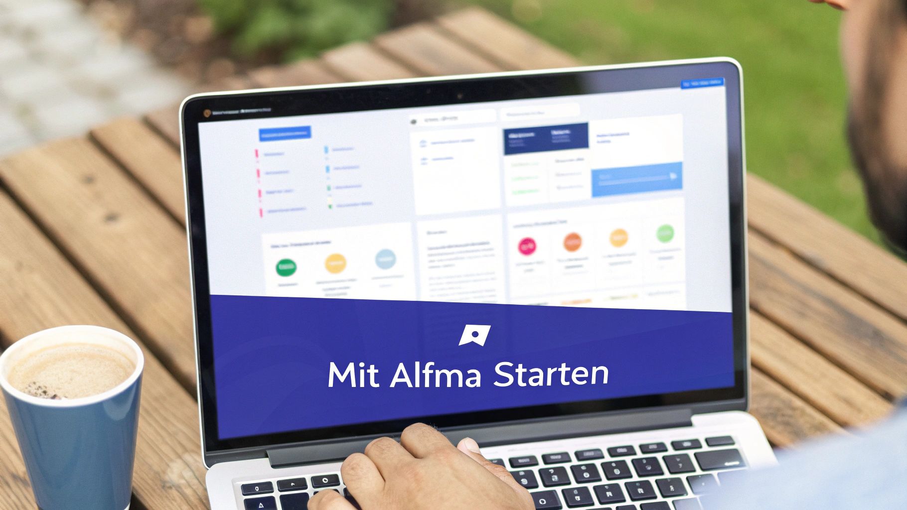 Person arbeitet am Laptop mit Alfma Business-Management-Software auf Holztisch im Freien