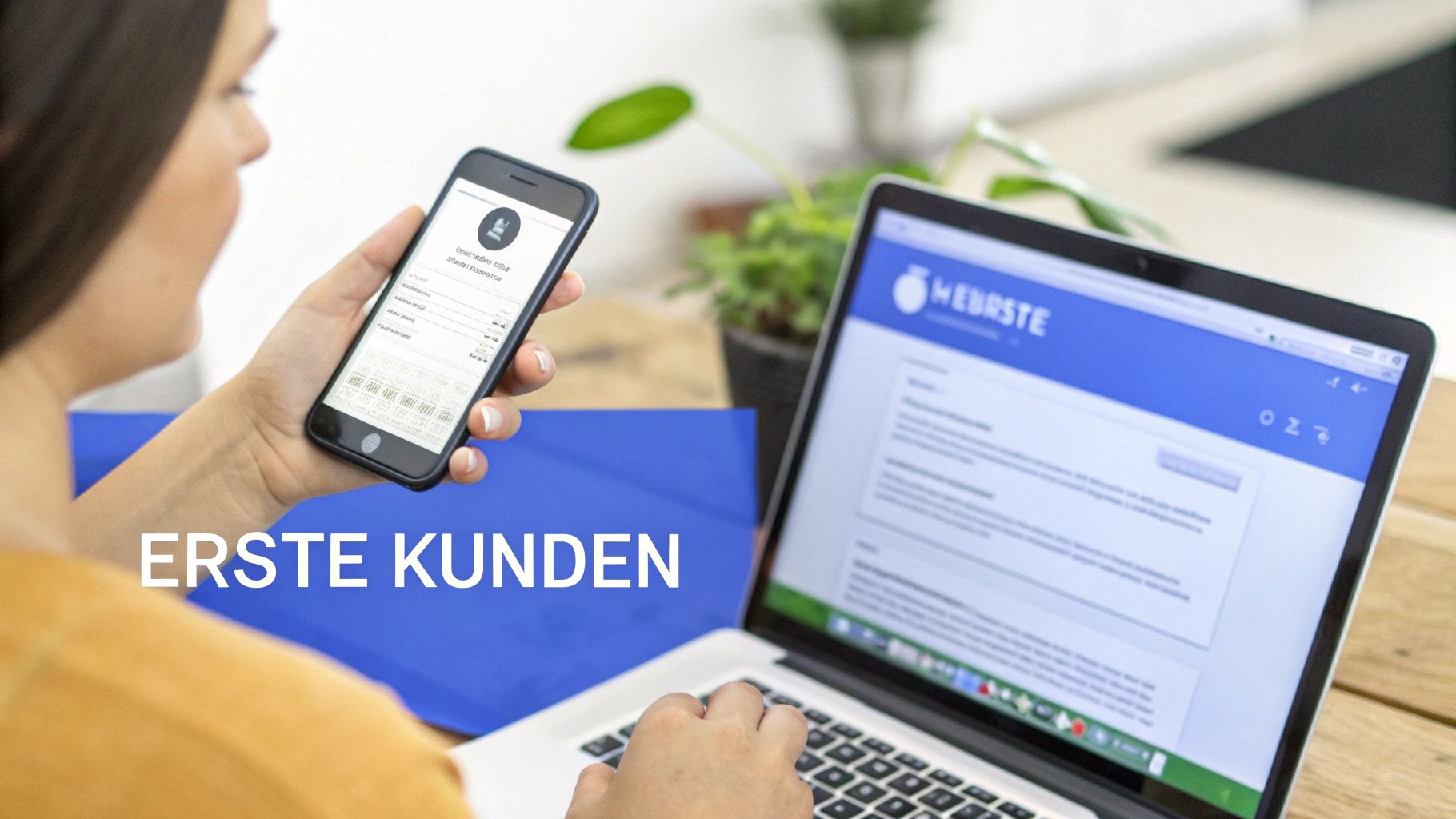 Person nutzt Smartphone und Laptop für Online-Banking oder Kundenkonto-Verwaltung, mit Text 'ERSTE KUNDEN'.