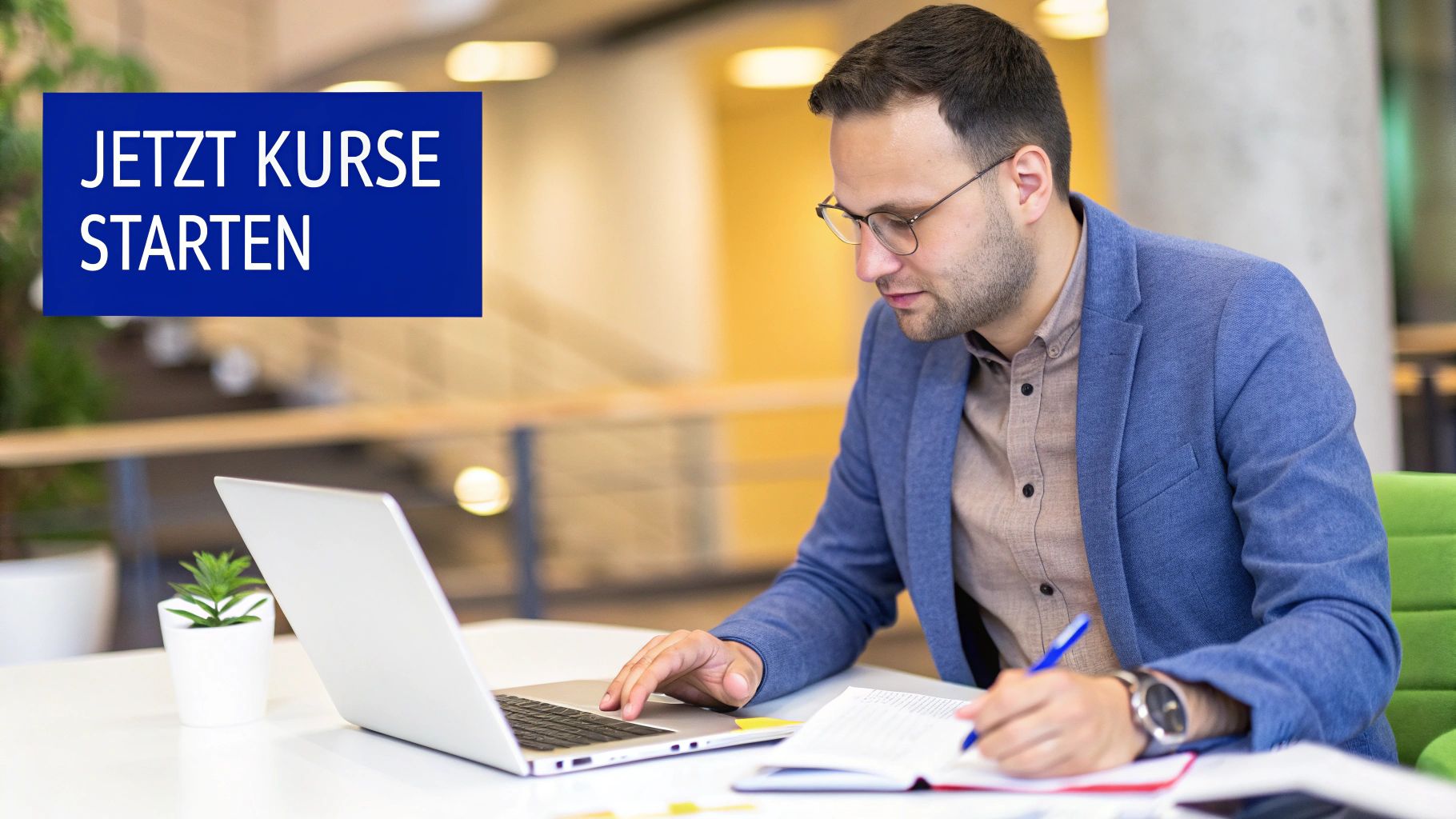 Eine Person sitzt an einem Schreibtisch und erstellt Inhalte für einen Online-Kurs am Laptop.