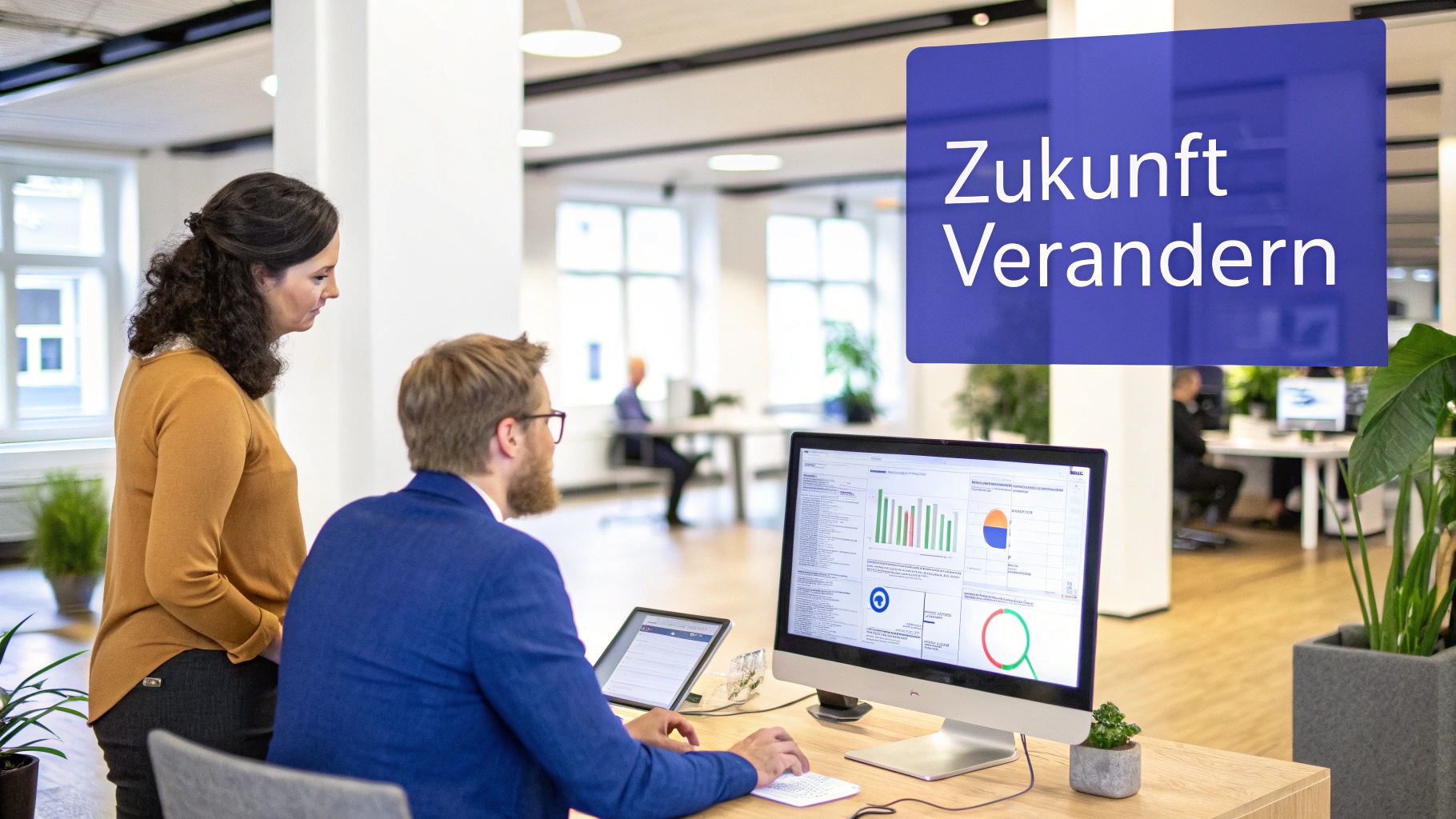 Eine Person sitzt an einem Schreibtisch und arbeitet an einer digitalen Marketingstrategie auf ihrem Laptop, umgeben von Notizen und Diagrammen.