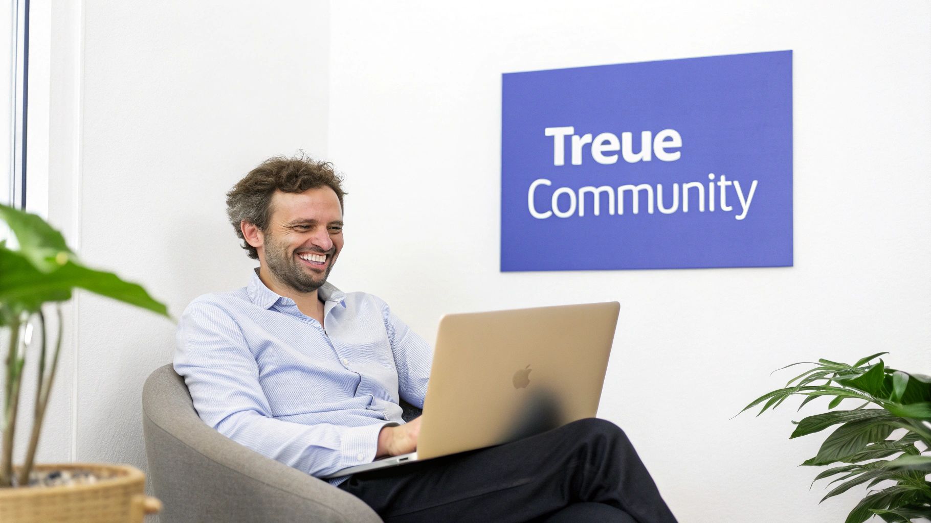 Eine Person plant an einem Whiteboard die Struktur für einen Mitgliederbereich, um digitale Produkte zu verkaufen.