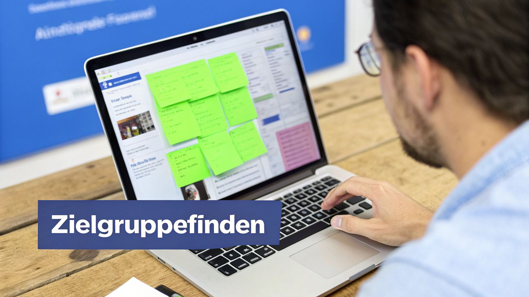 Ein Mann arbeitet an einem Laptop mit Notizzetteln auf dem Bildschirm und plant die Zielgruppenfindung.
