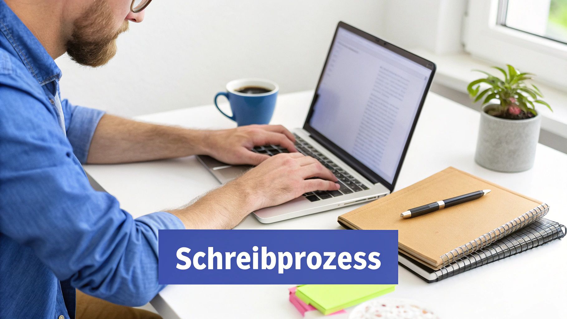 Eine Person überarbeitet ein Manuskript am Laptop