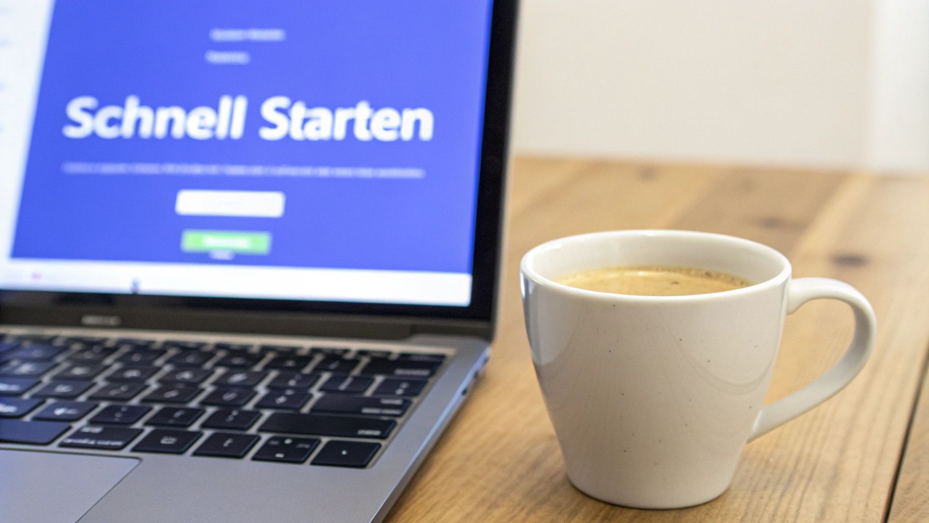 Laptop mit dem Text "Schnell Starten" auf dem Bildschirm und einer Tasse Kaffee daneben auf einem Holztisch.