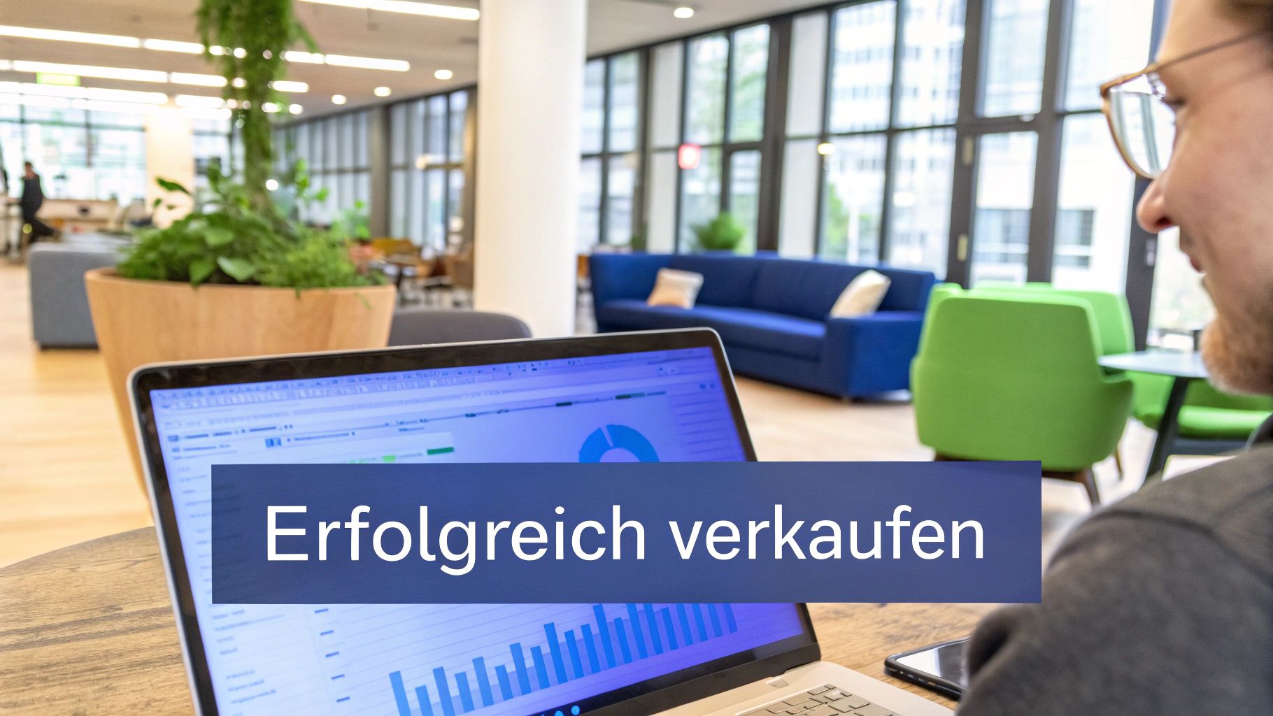 Eine Person sitzt vor einem Laptop und analysiert Verkaufsdiagramme und Marketingstrategien für ihr E-Book.