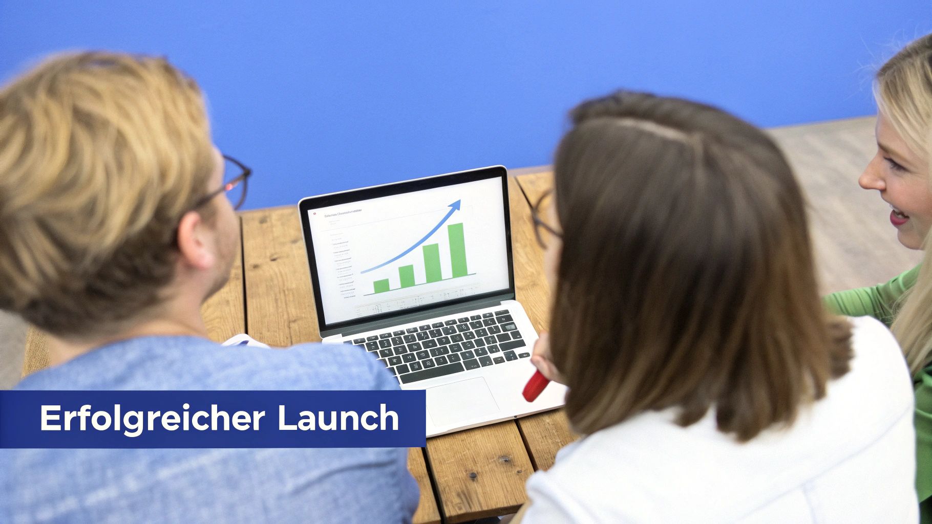 Eine Person startet eine Rakete von einem Laptop aus, was den Launch eines digitalen Produkts symbolisiert.