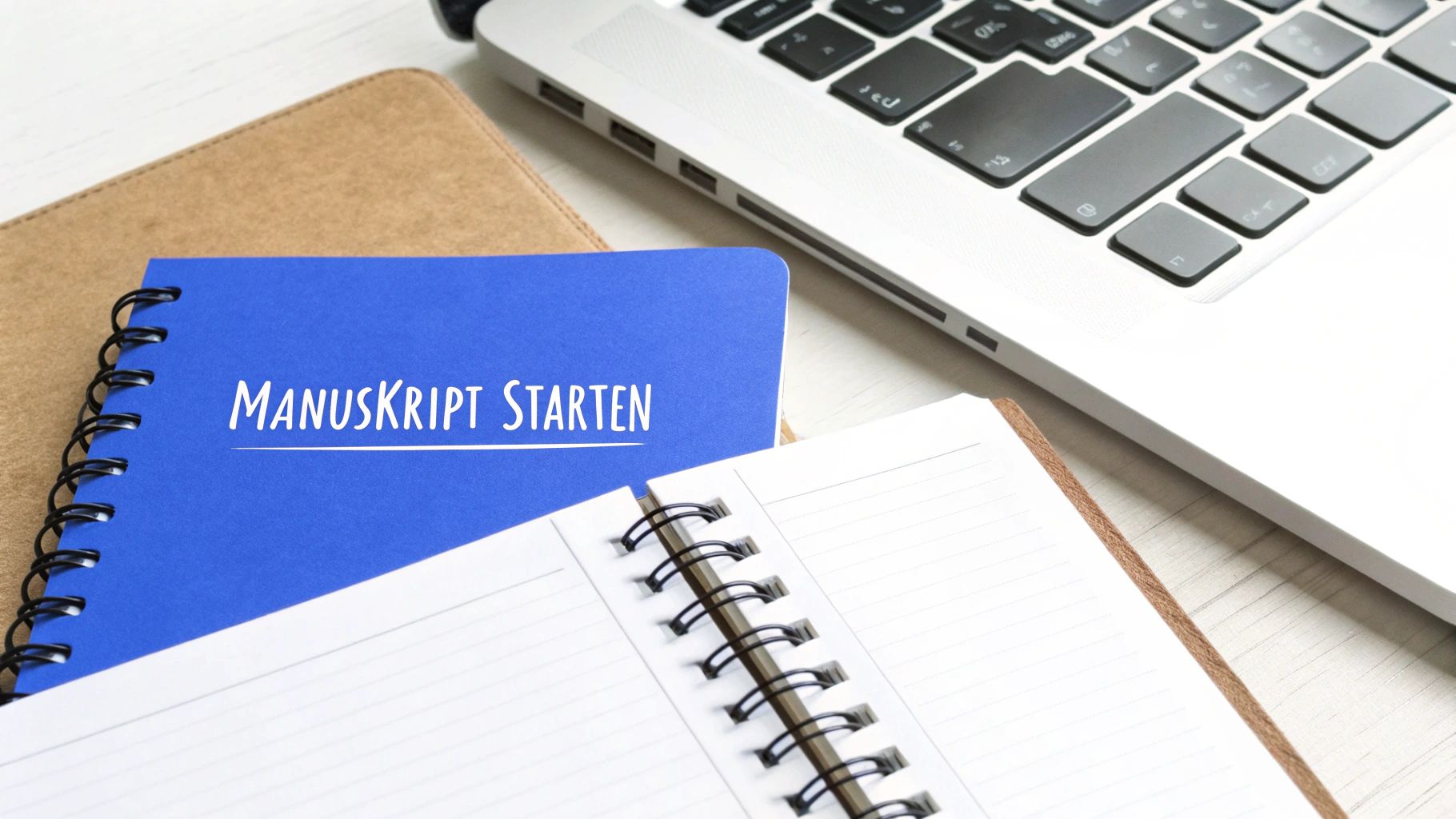 Eine Person schreibt konzentriert an einem Manuskript auf einem Laptop, umgeben von Notizbüchern und einer Tasse Kaffee.