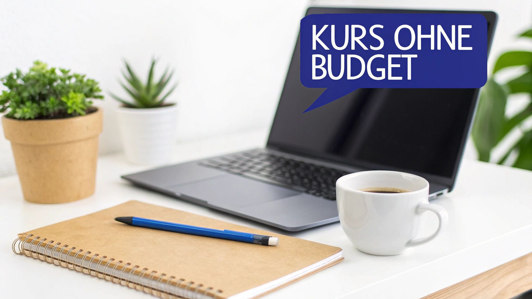 Schreibtisch mit Laptop, Kaffeetasse, Notizbuch und Pflanzen. Eine Sprechblase mit „KURS OHNE BUDGET“ ist sichtbar.