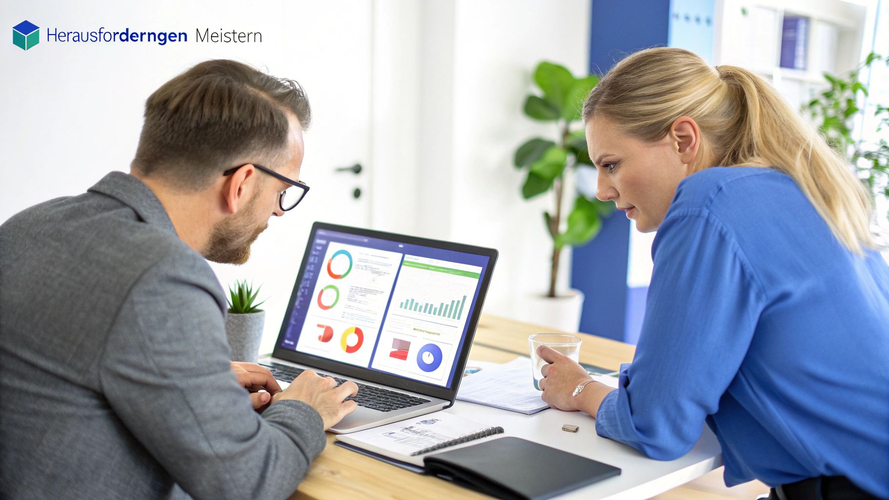 Eine Person interagiert mit einem Dashboard, das verschiedene automatisierte Arbeitsabläufe in unterschiedlichen Abteilungen darstellt.