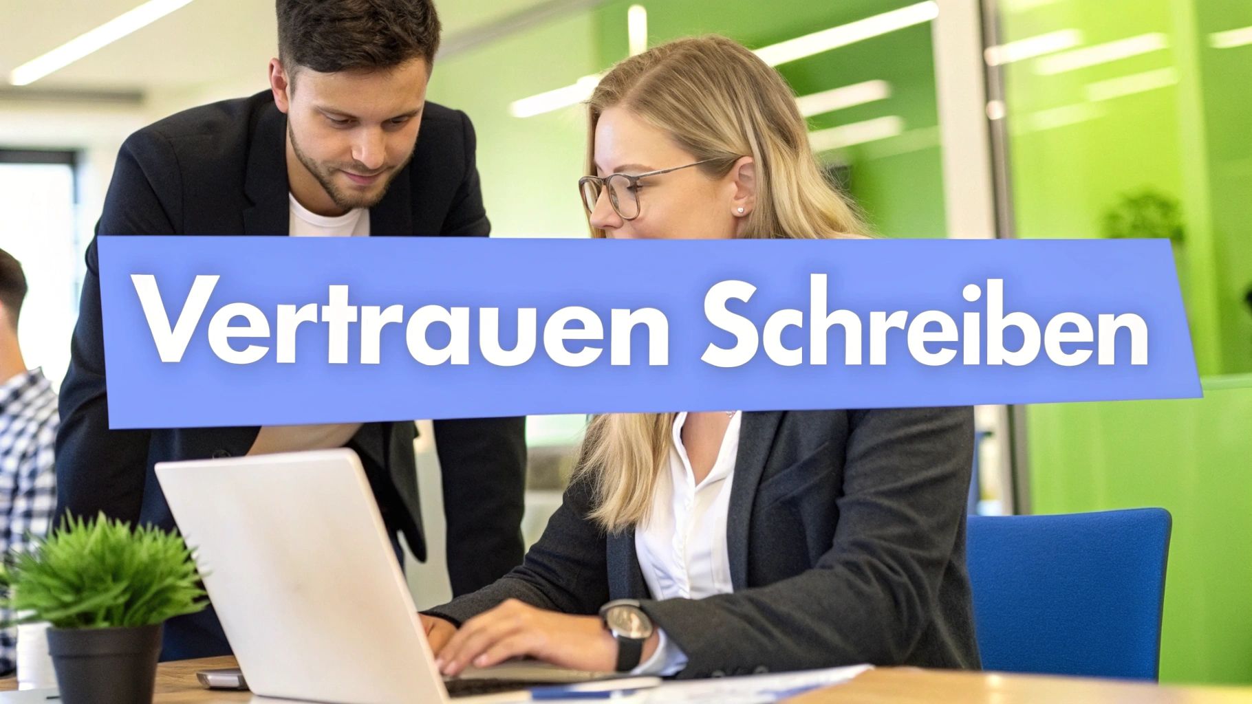 Eine Person plant eine Social-Media-Marketing-Strategie auf einem Tablet