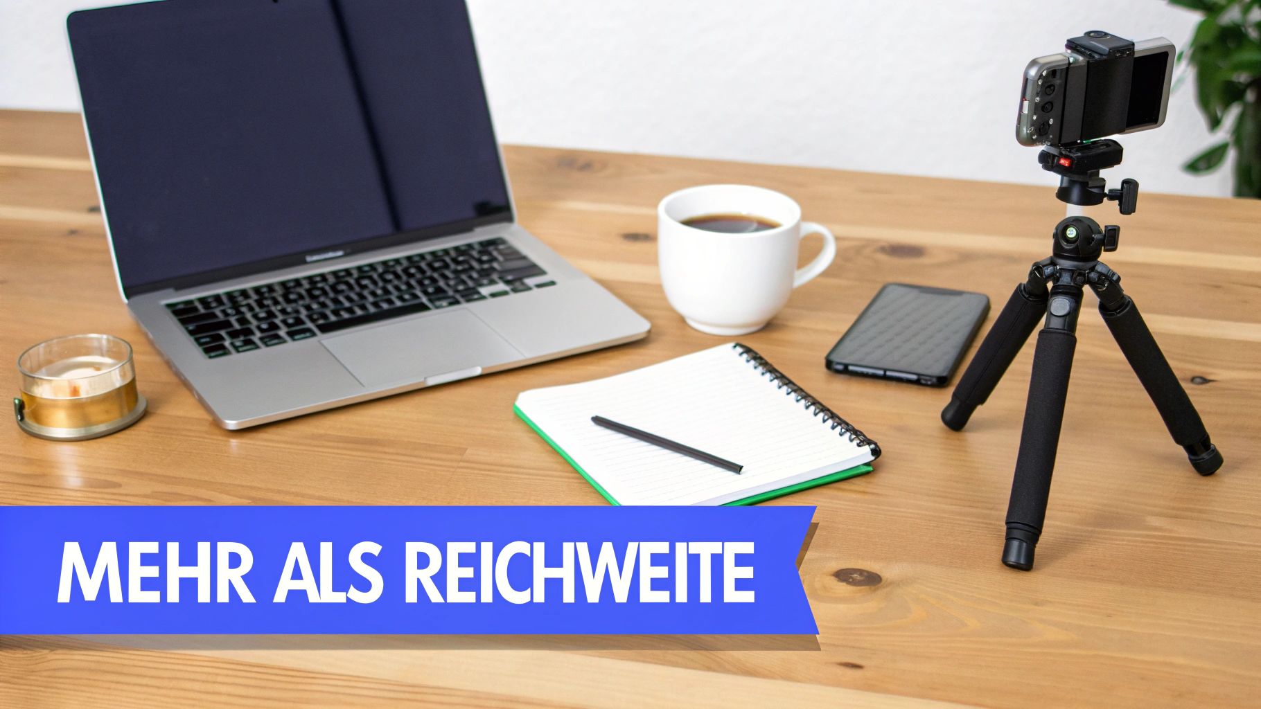 Ein Content Creator sitzt an einem Schreibtisch mit Laptop und Mikrofon, im Hintergrund sind Pflanzen und eine moderne Einrichtung zu sehen.