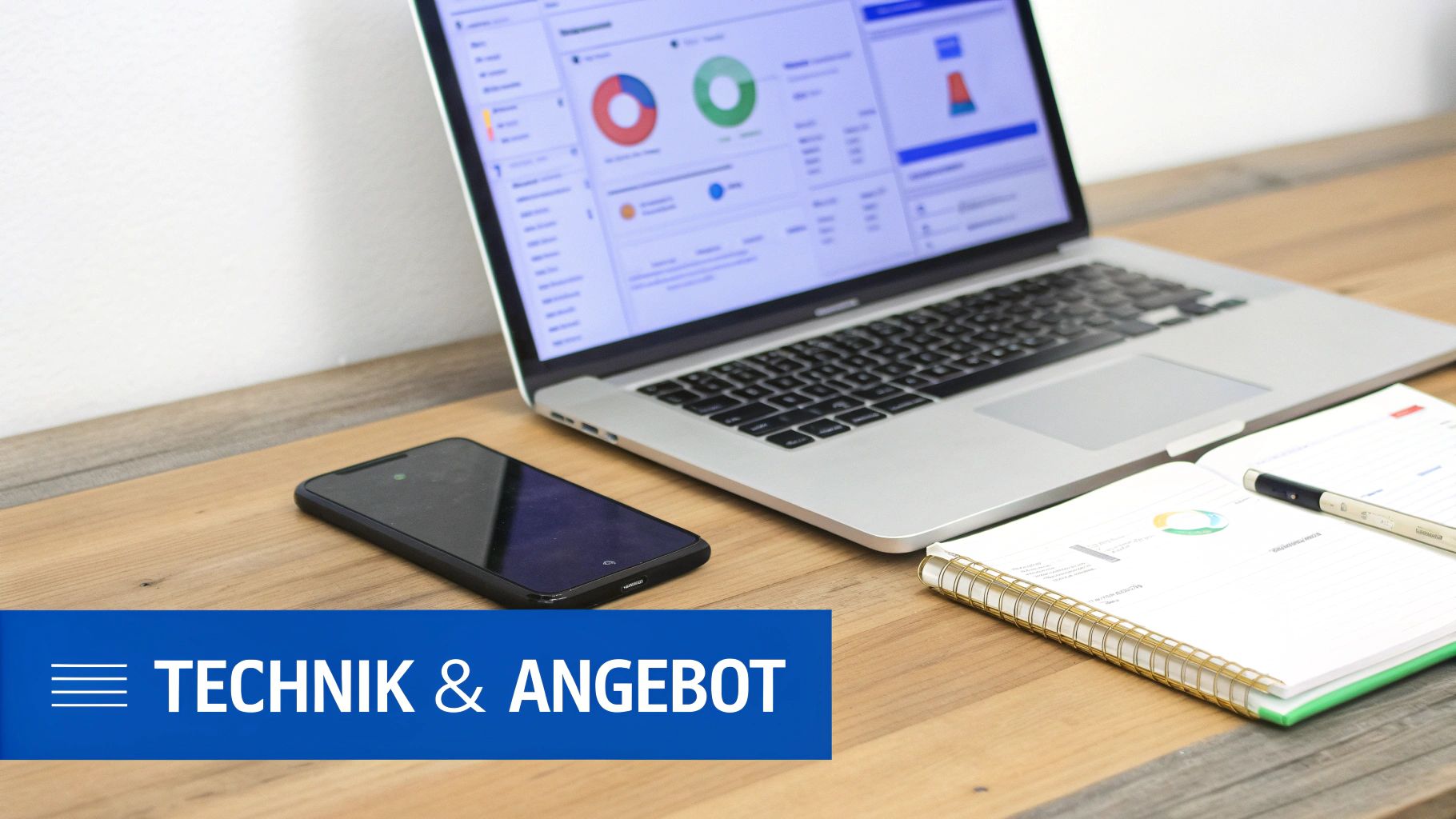 Eine Person arbeitet an einem Laptop und einem Tablet und plant ihr Online-Coaching-Angebot.