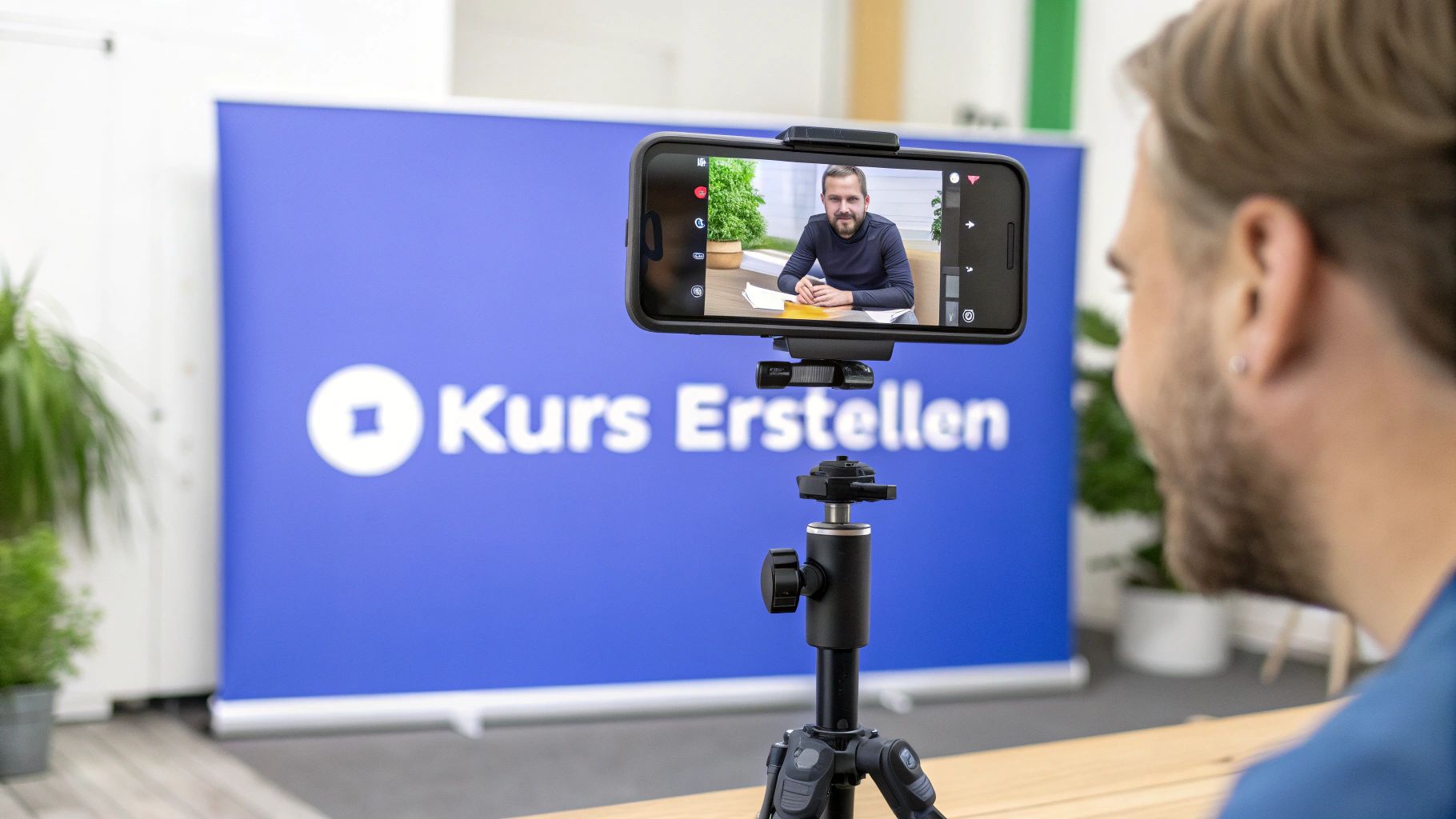 Eine Person plant die Struktur ihres Online-Kurses mit Notizen an einer Wand.