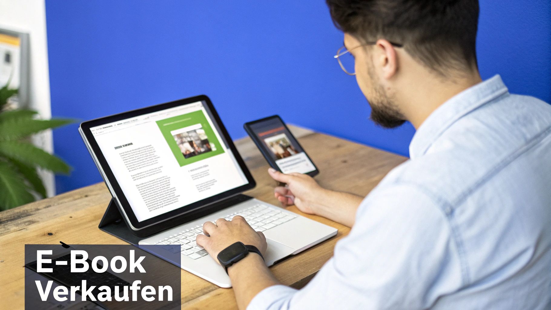 Eine Person entwirft ein ansprechendes E-Book-Cover auf einem Laptop, umgeben von Marketing-Notizen und einer Tasse Kaffee.