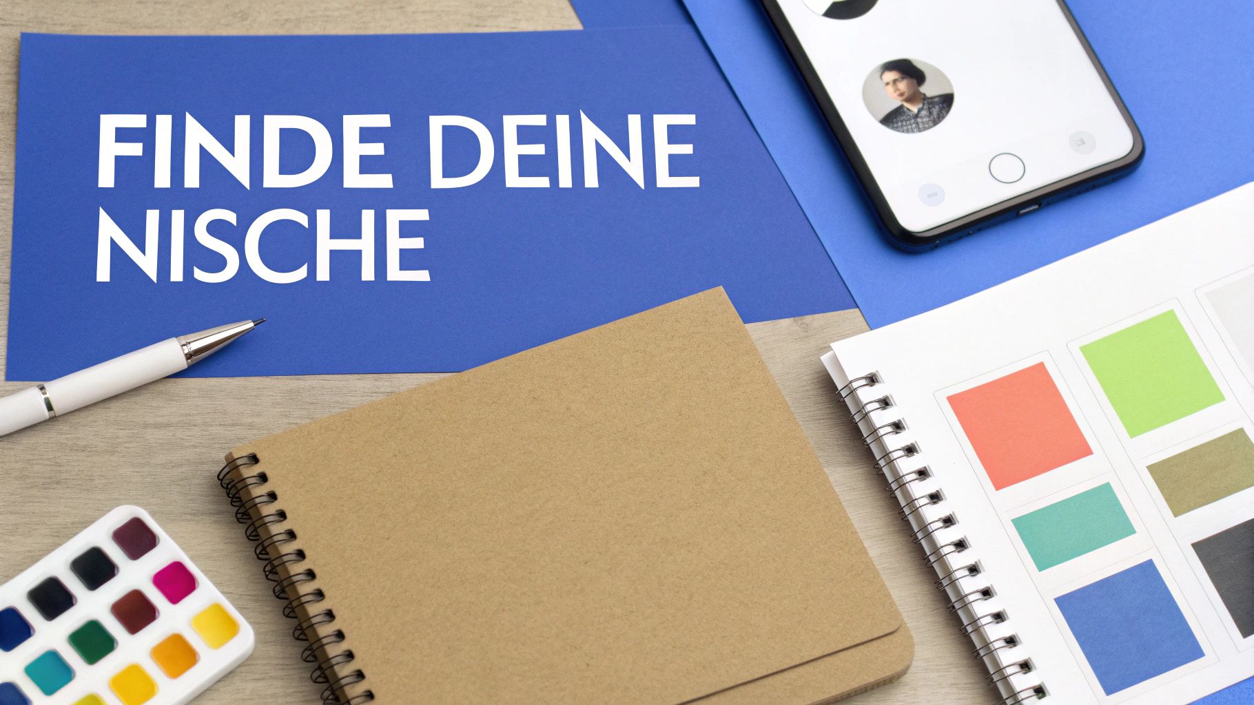 Eine Frau arbeitet an einem Laptop in einem hellen, modernen Café, umgeben von Pflanzen.