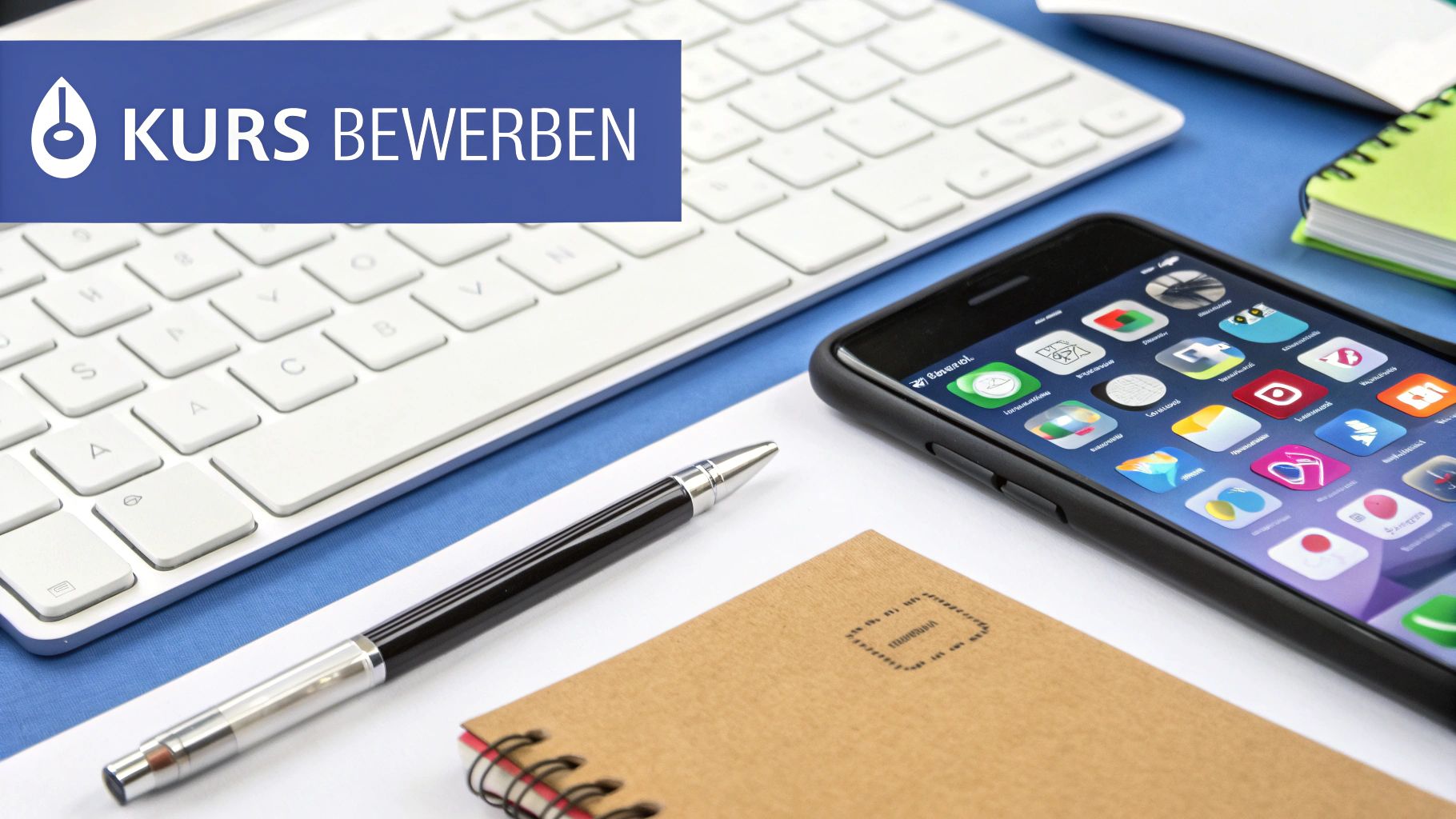 Eine Person plant an einem Whiteboard die Marketingstrategie für ihren Online-Kurs