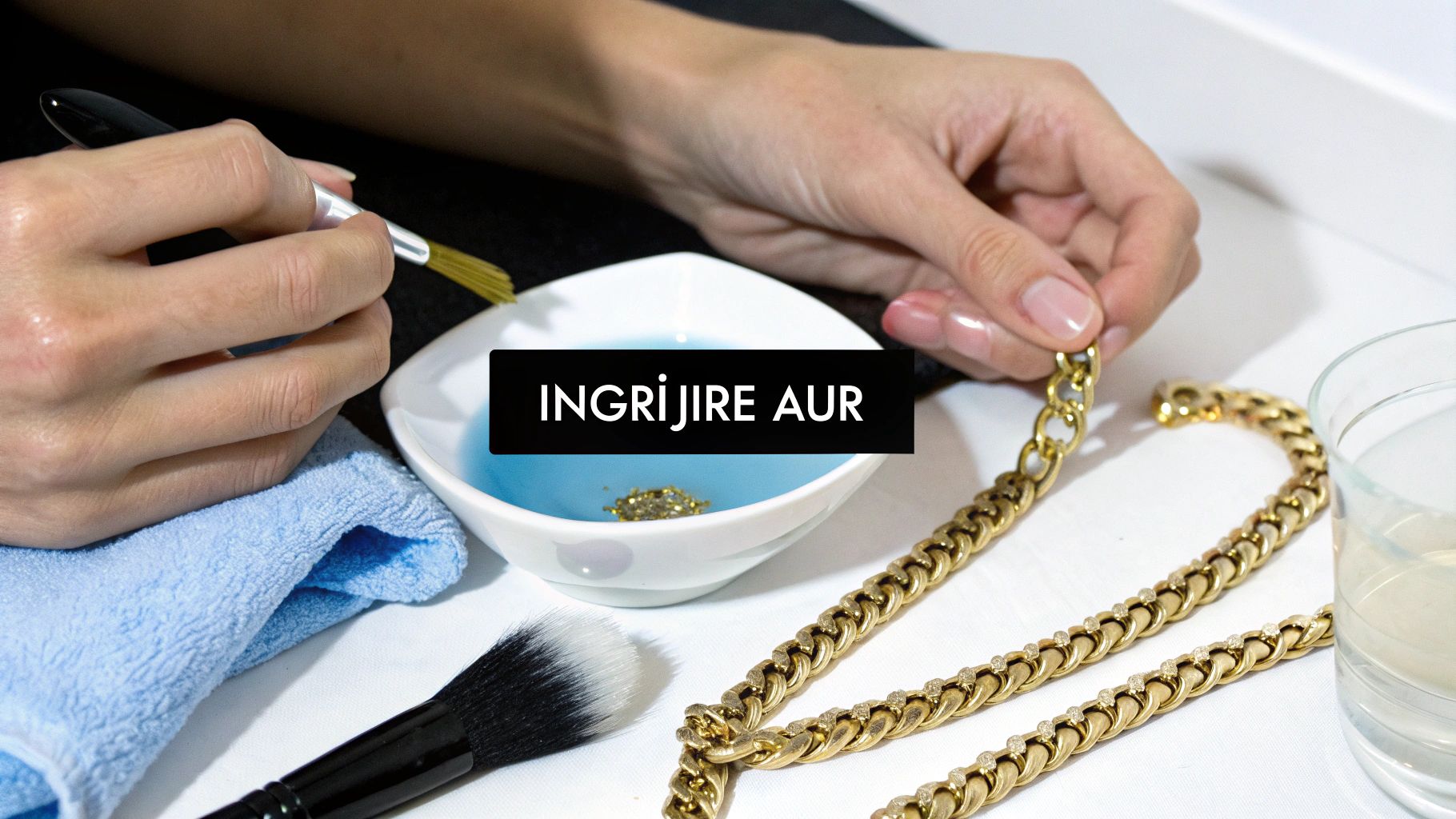 Curățarea unei bijuterii din aur cu o periuță moale