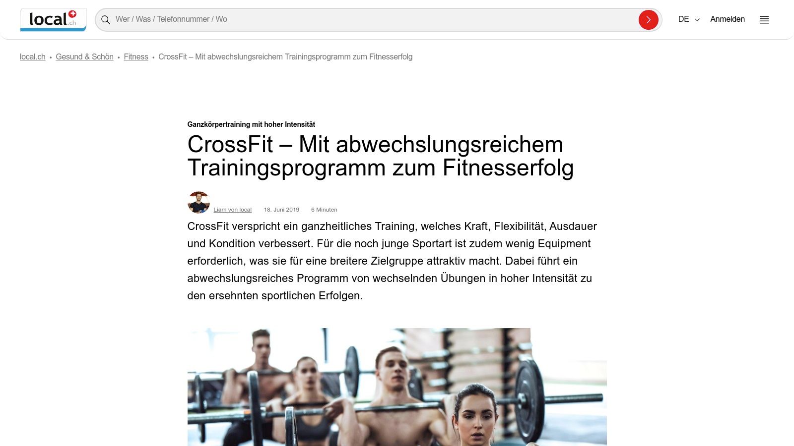 Eine Athletin bereitet sich in einer CrossFit-Box auf ihr Training vor.