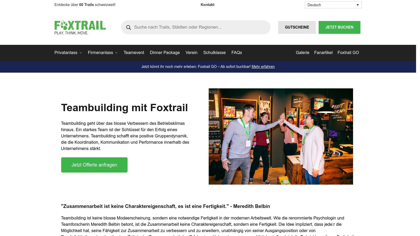 Ein Team löst gemeinsam ein Rätsel während eines Foxtrail Teamevents in Zürich.