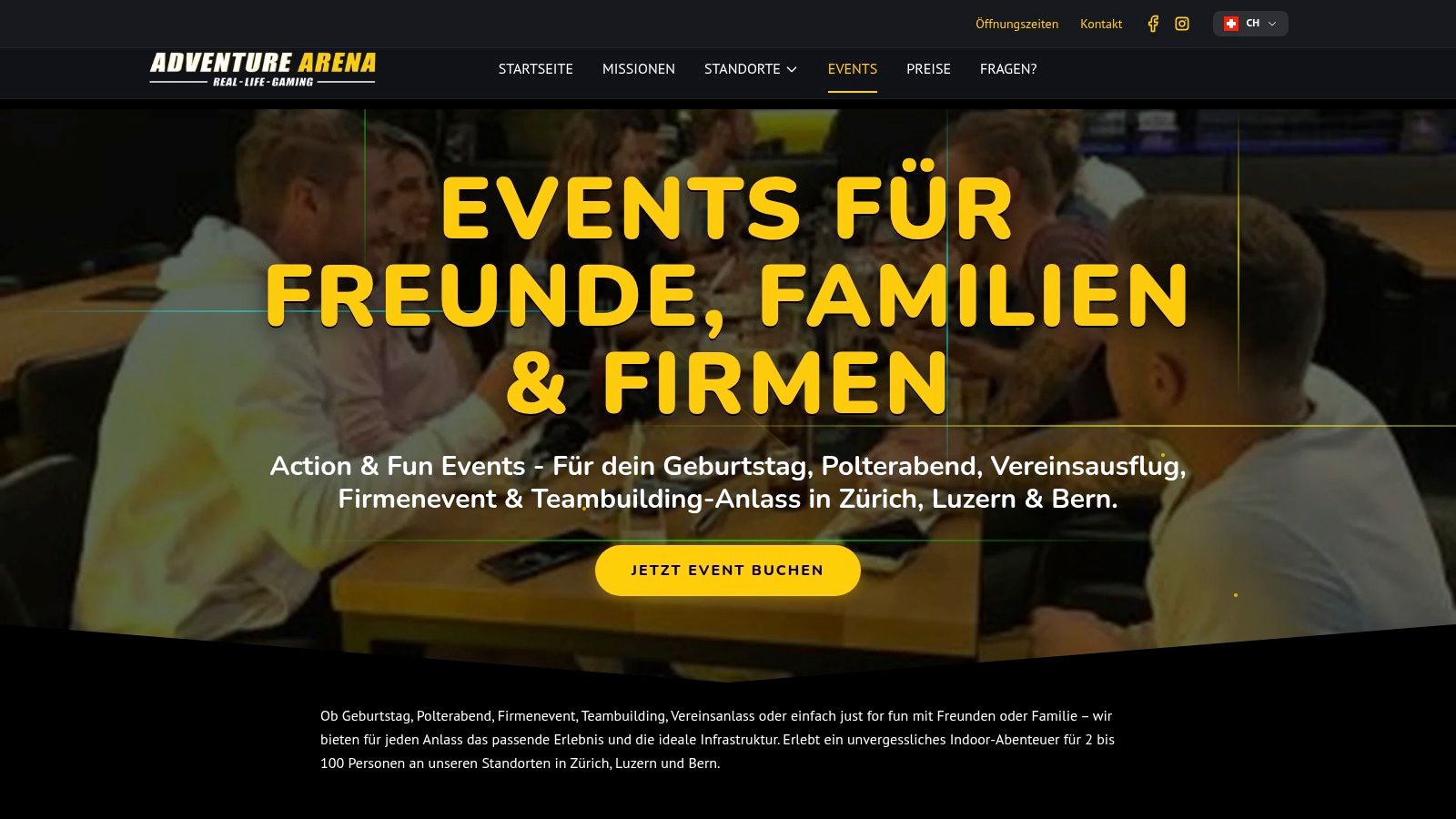 Ein Team arbeitet in der Adventure Arena in Zürich bei einer interaktiven Mission zusammen.