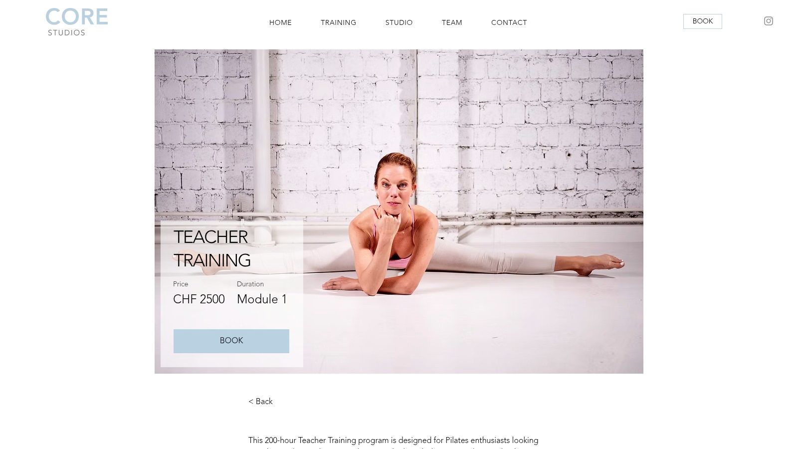 Eine Pilates-Lehrerin leitet eine Übung bei CORE Studios in Zürich an
