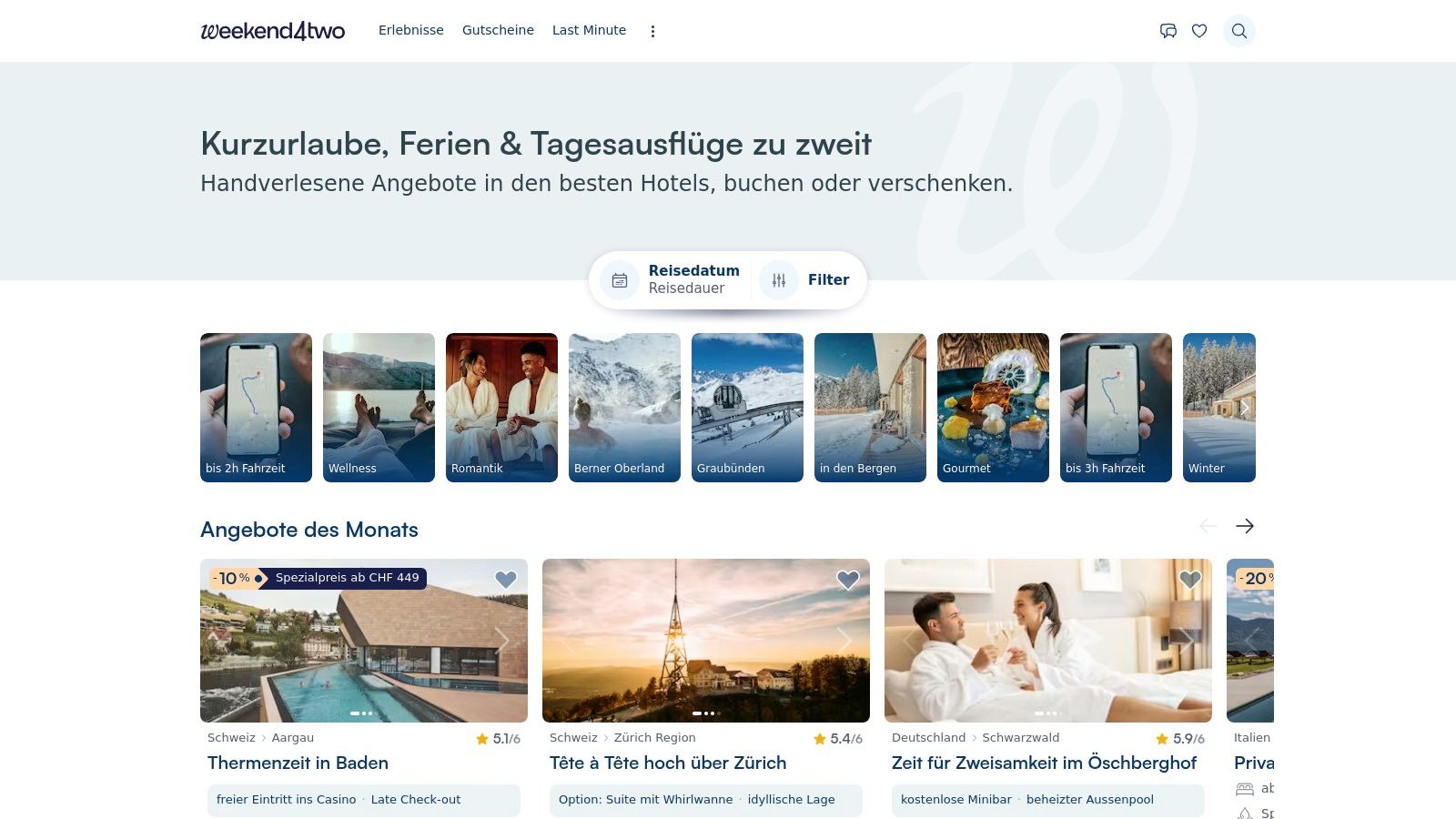 Paar geniesst einen Drink am Pool eines Wellnesshotels