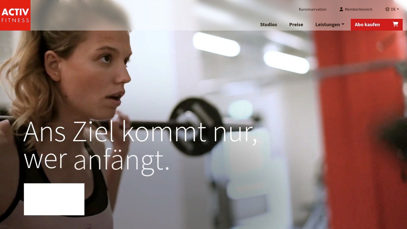 Eine Person beim Gewichtheben in einem Fitnessstudio, das die moderne Ausstattung von ACTIV FITNESS repräsentiert