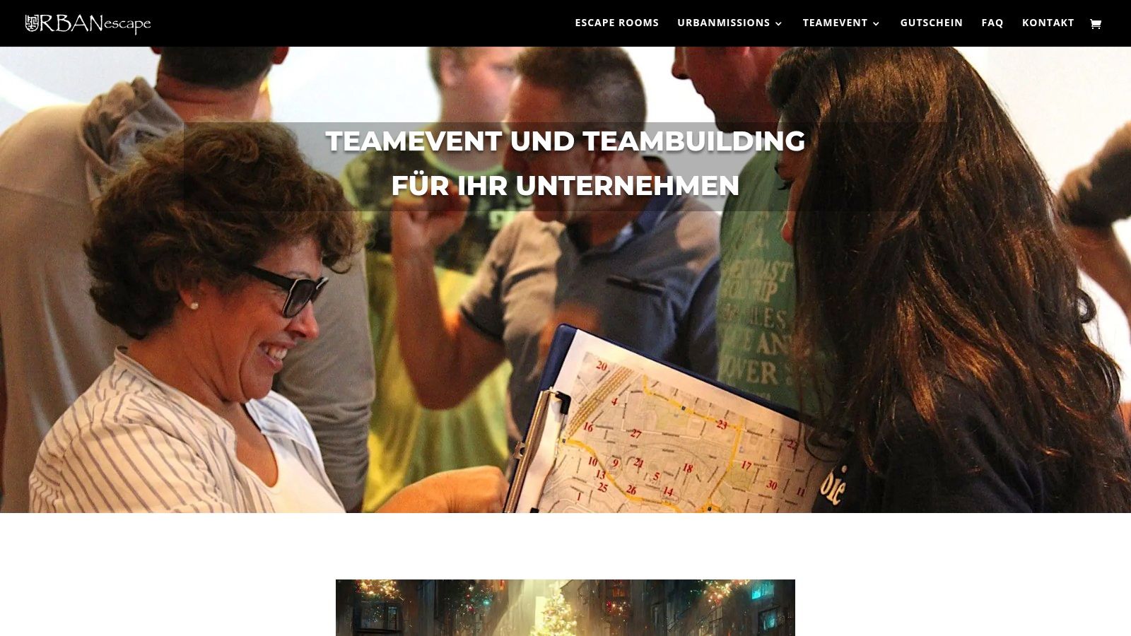 Ein Team von URBANescape löst gemeinsam eine Aufgabe während eines Teamevents in der Zürcher Innenstadt.