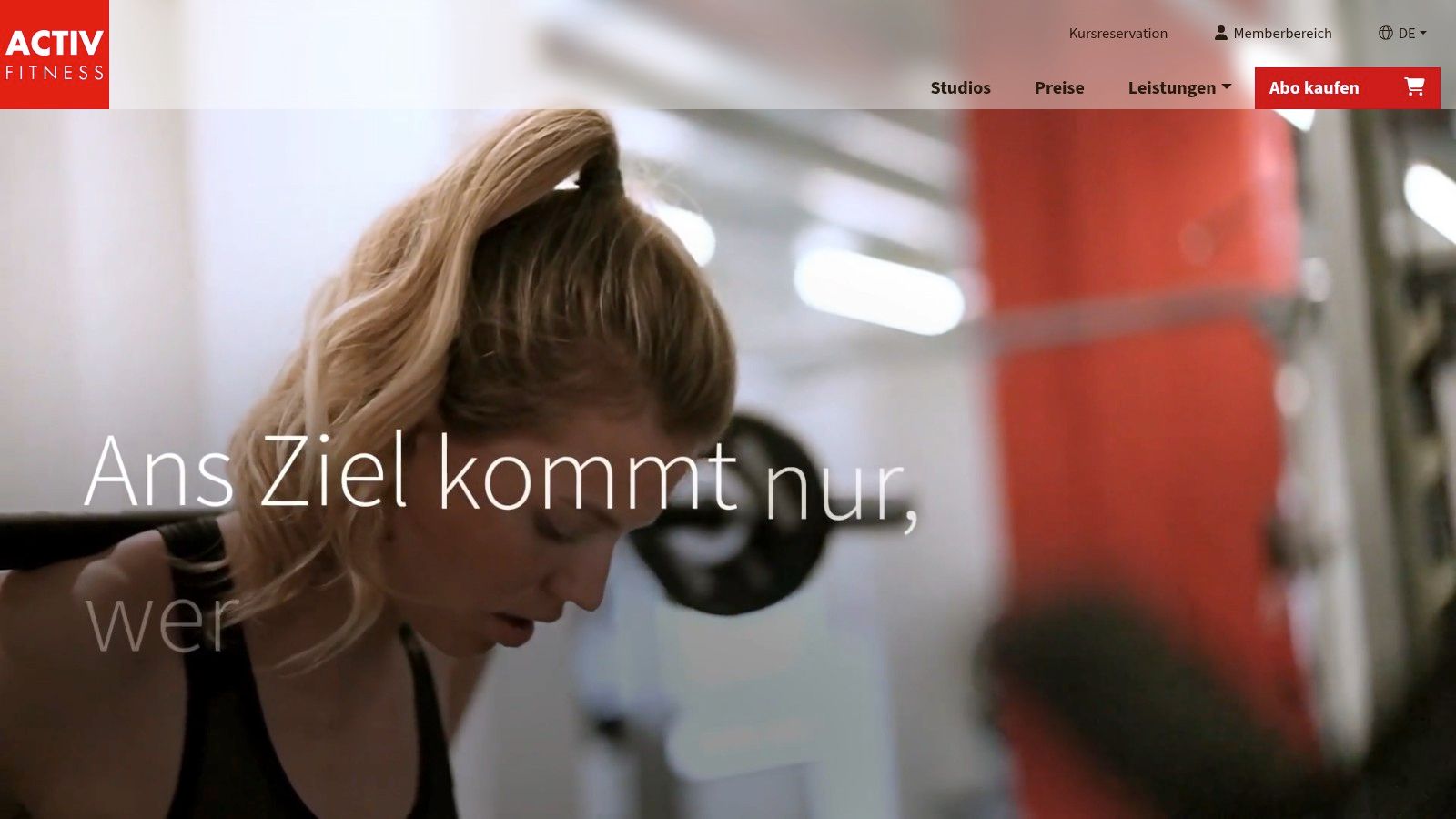 Eine Gruppe von Personen nimmt an einem Step-Aerobic-Kurs in einem ACTIV FITNESS Studio teil