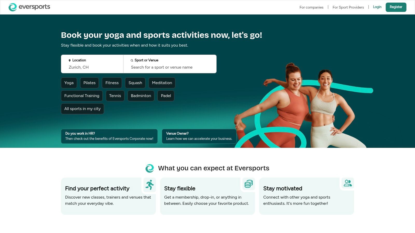 Eine Frau bucht einen Jumping Fitness Kurs über die Eversports App auf ihrem Smartphone