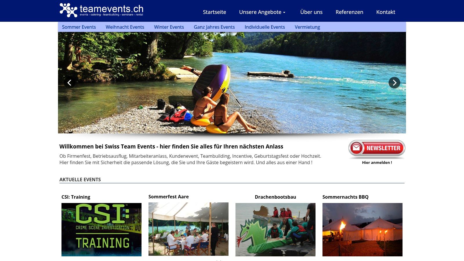 Ein Team beim Flossbau während eines Teamevents von Swiss Team Events am Wasser in der Nähe von Zürich.