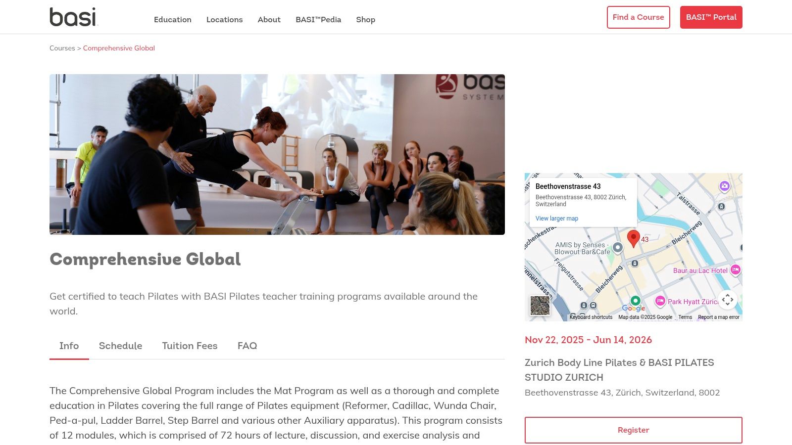 Eine Pilates-Trainerin leitet eine Übung auf dem Reformer an