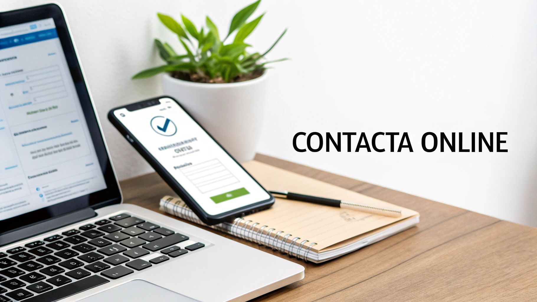 Oficina moderna con portátil, móvil y material de oficina en un escritorio de madera para contacto online.