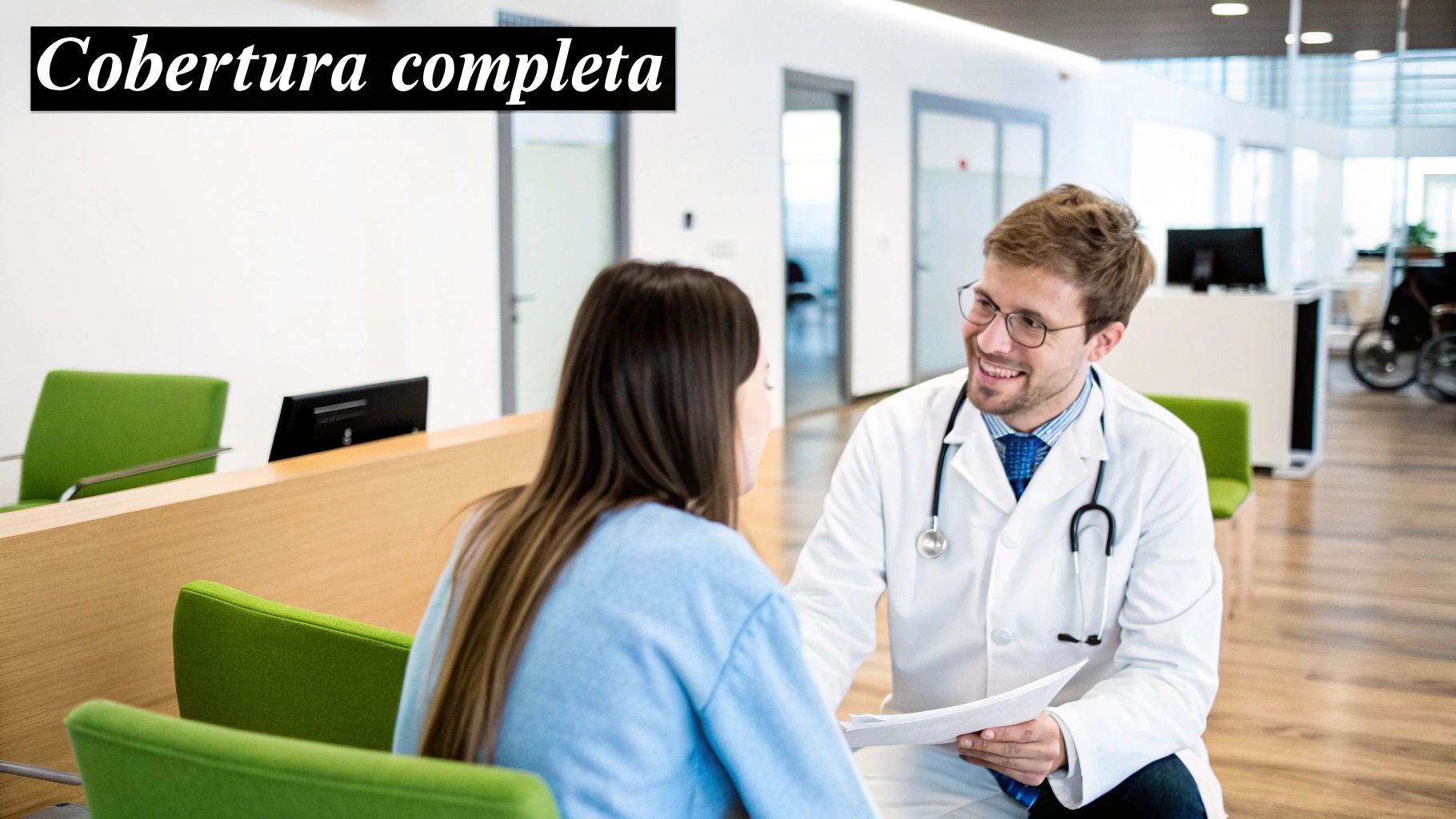 Un médico sonriente con gafas y una paciente conversan en una clínica moderna. El texto dice 'Cobertura completa'.
