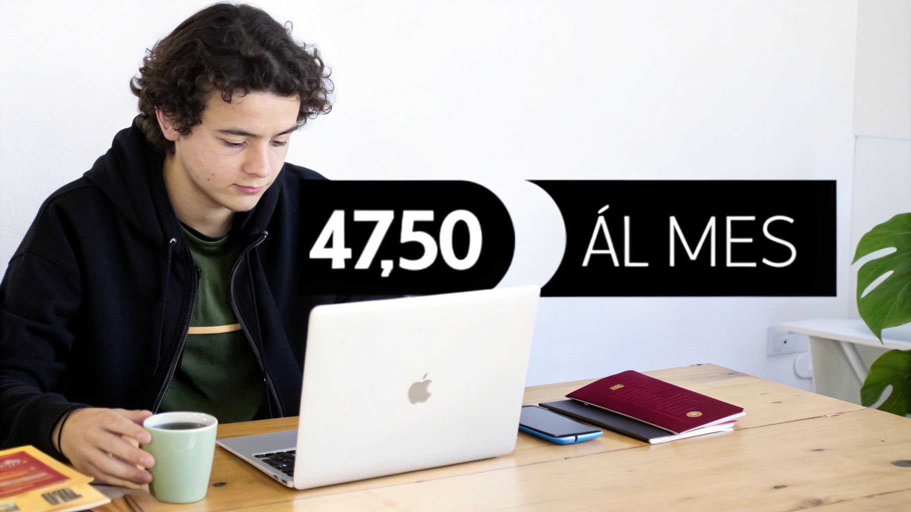 Joven estudiando con portátil y una taza, con el texto '47,50 AL MES' en la imagen.