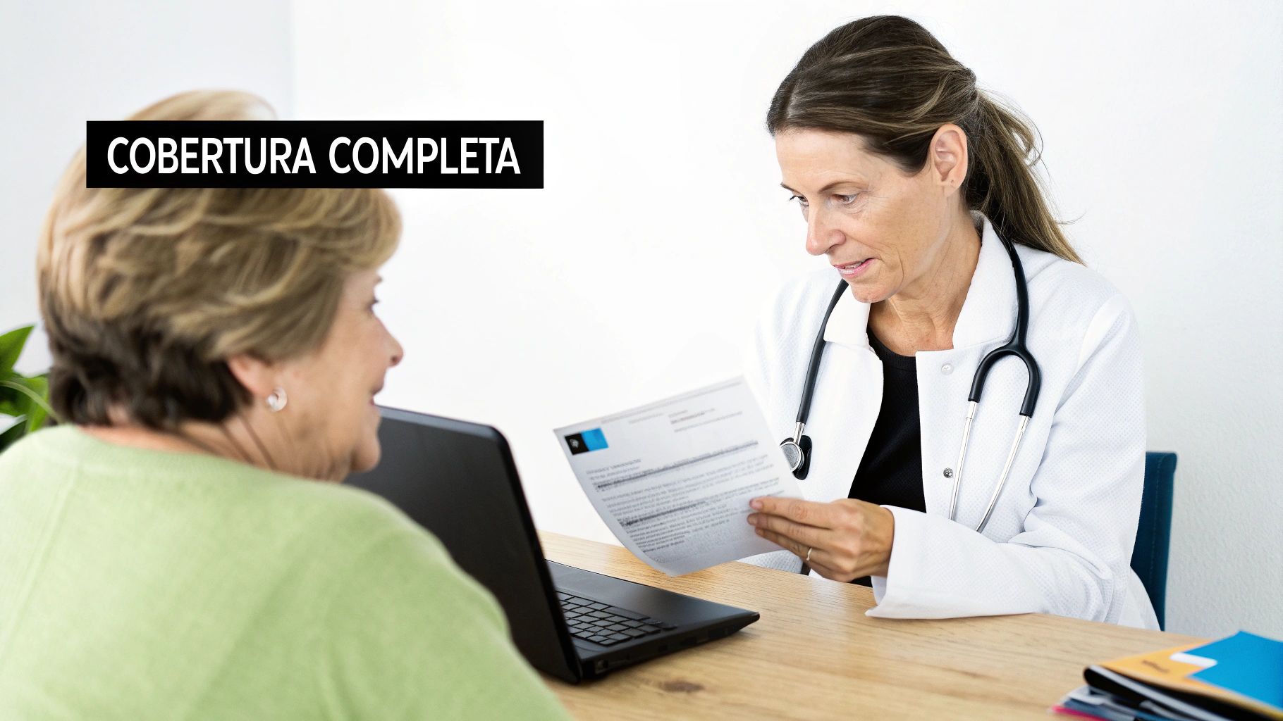 Una doctora con estetoscopio revisa documentos con una paciente mayor, texto superpuesto 'COBERTURA COMPLETA'.