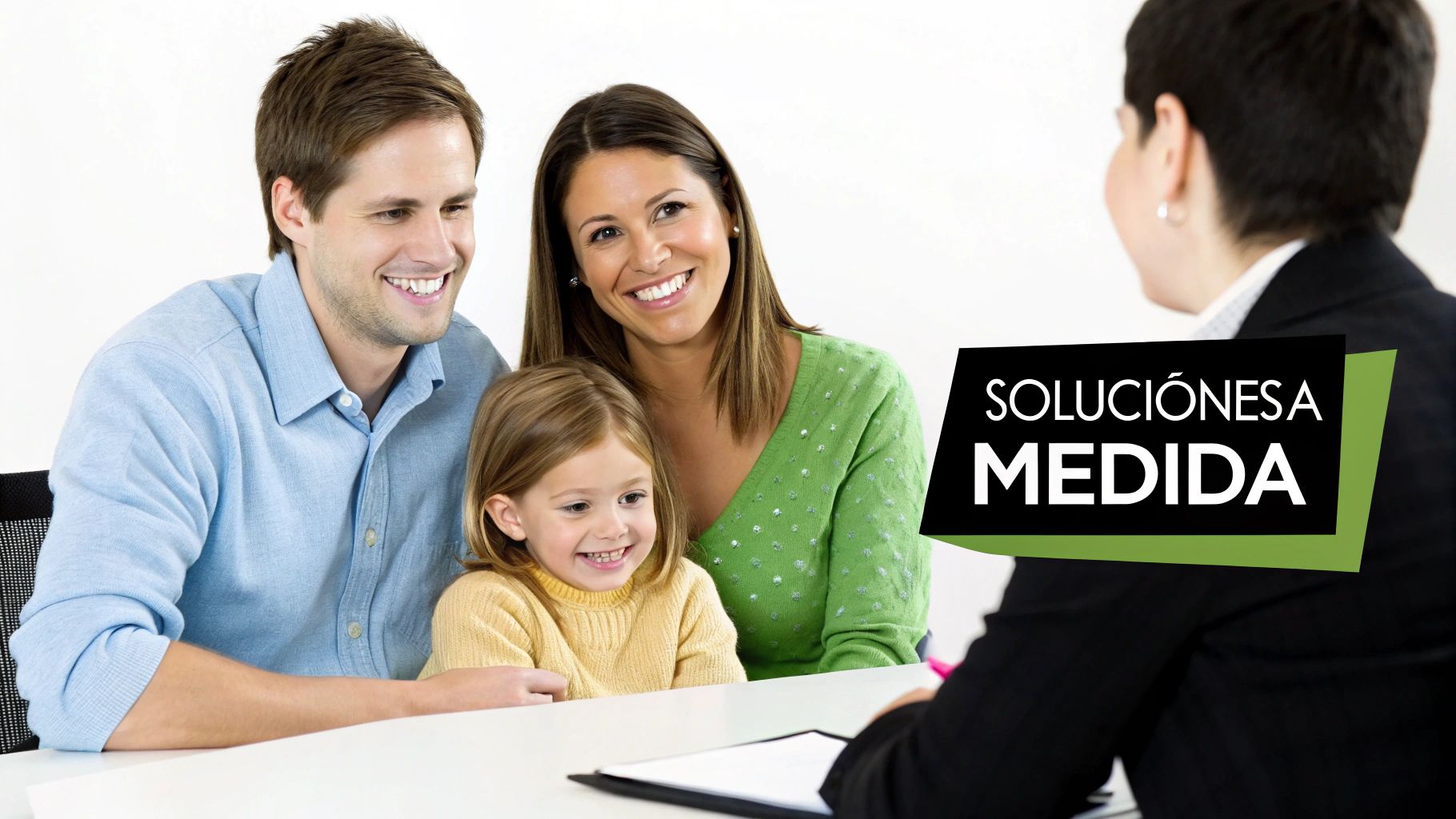 Una familia feliz (padre, madre e hija) sonríe mientras recibe asesoramiento personalizado de una profesional.