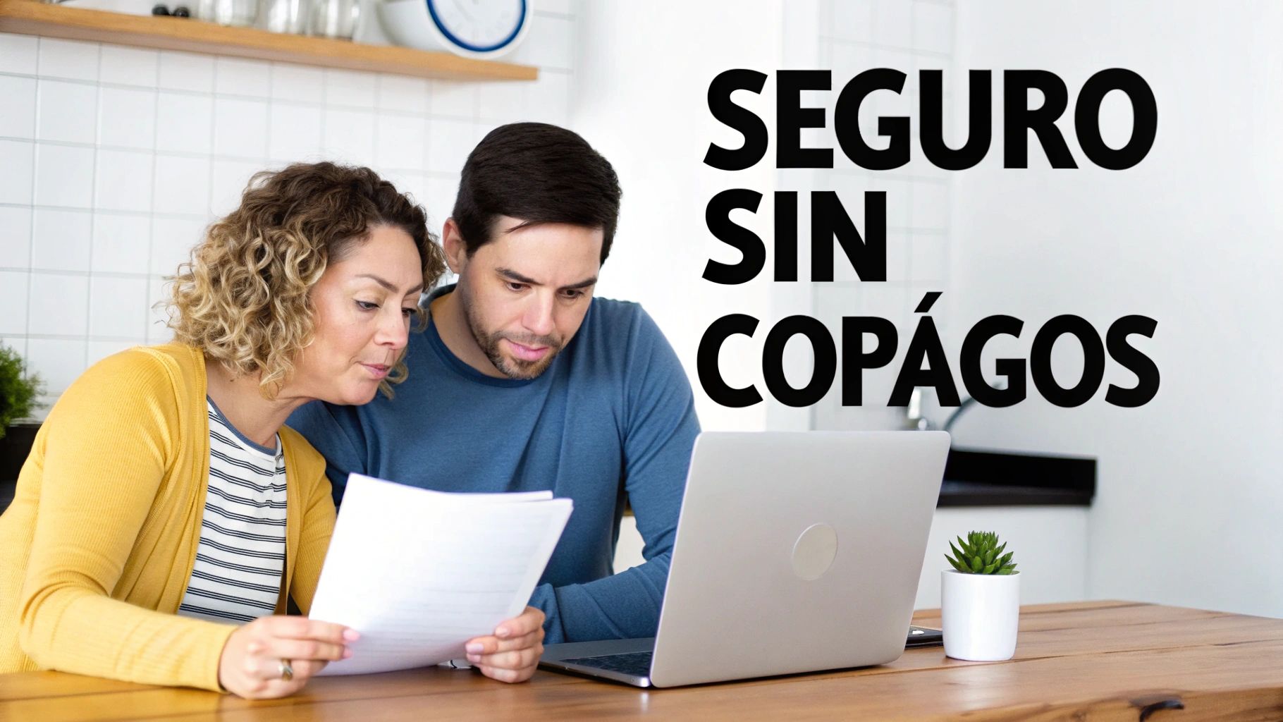 Una pareja revisa documentos y una laptop, discutiendo un seguro sin copagos en casa.