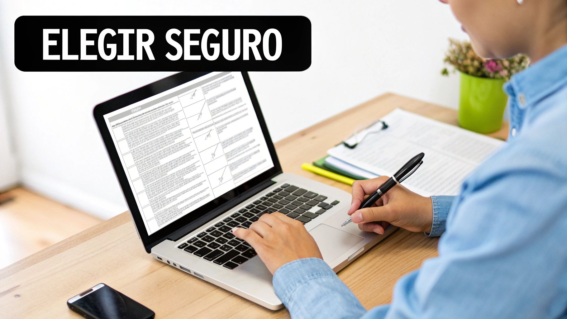 Persona eligiendo seguro en laptop, escribiendo documentos relacionados con pólizas.