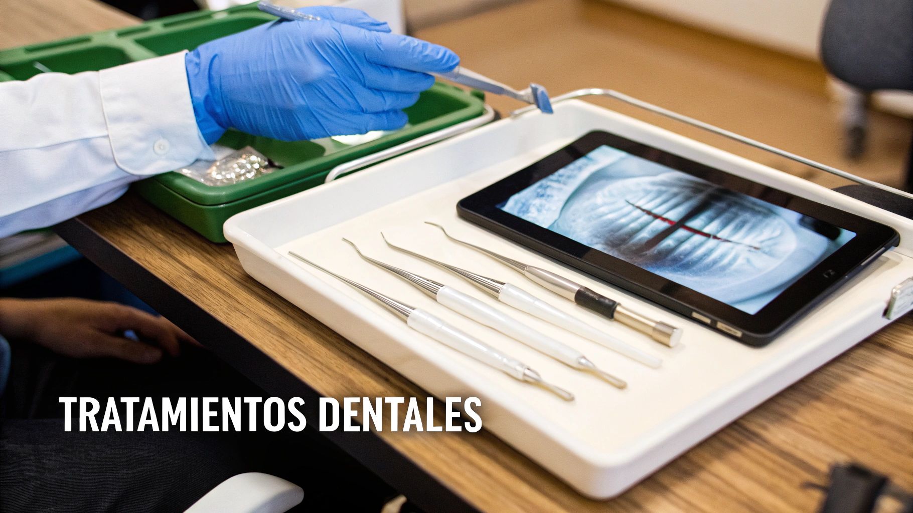 Primer plano de un dentista con guante azul preparando herramientas dentales y revisando una imagen dental en una tableta.