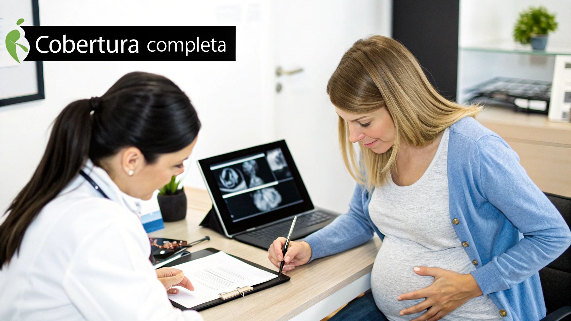 Mujer embarazada firma documentos en consulta médica, mientras la doctora revisa información en laptop.