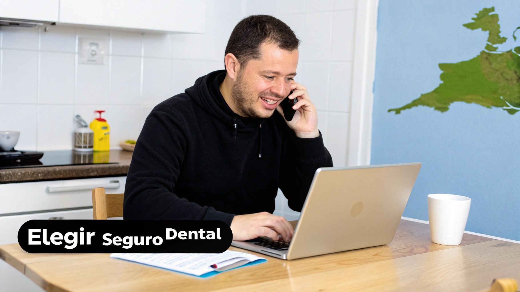 Hombre sonriente habla por teléfono y usa laptop en casa con el texto 'Elegir seguro Dental'.
