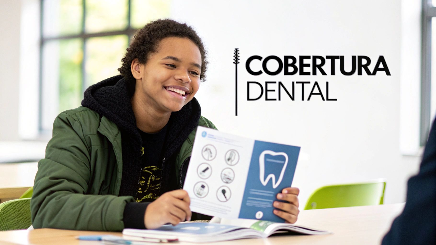 Joven sonriendo mientras lee un folleto sobre cobertura dental en un entorno educativo.