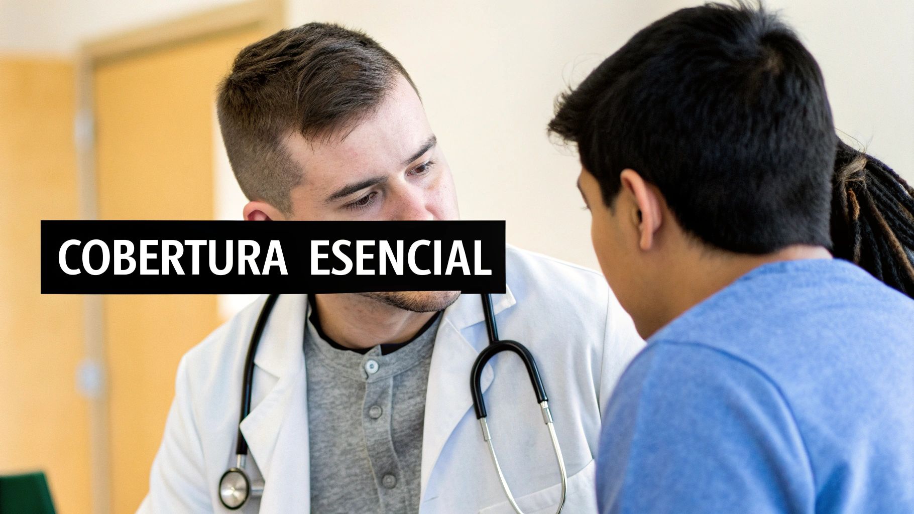 Un médico con estetoscopio conversa atentamente con un paciente, con un banner que dice "COBERTURA ESENCIAL".
