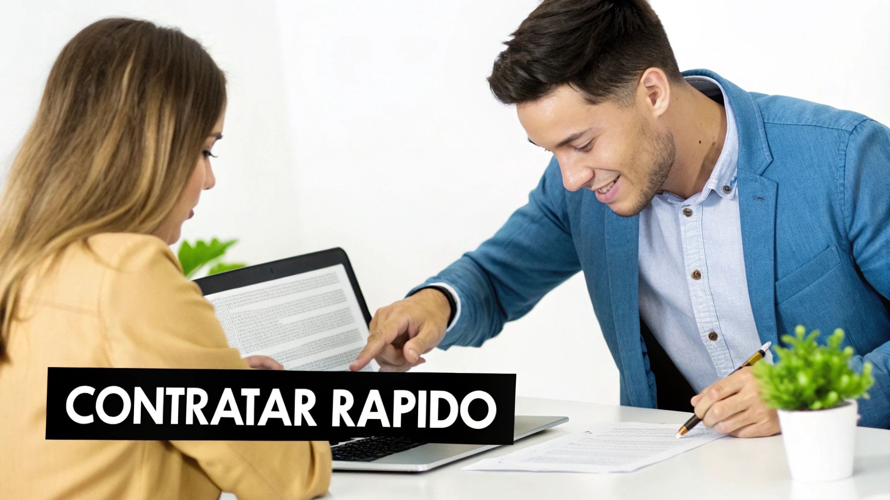 Dos profesionales de negocios discutiendo un contrato frente a una laptop con el mensaje 'CONTRATAR RÁPIDO'.