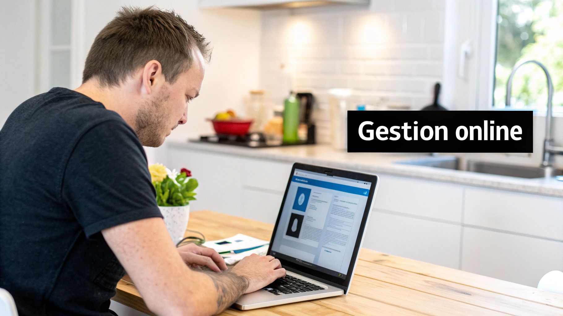 Un hombre gestiona trámites en línea usando su laptop en una luminosa cocina moderna.